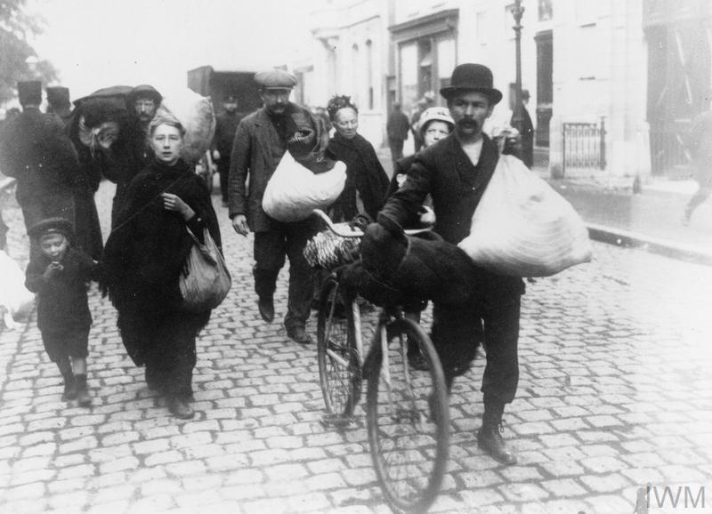 Fugitives from Antwerp following the occupation of the city on 10 October by German forces.© IWM (HU 52449)