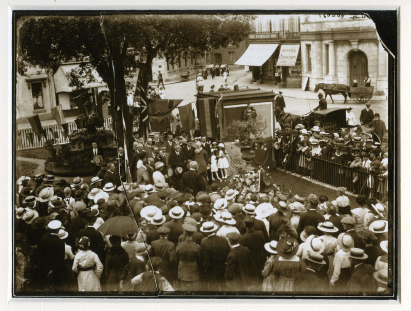 The presentation of the memorial urn