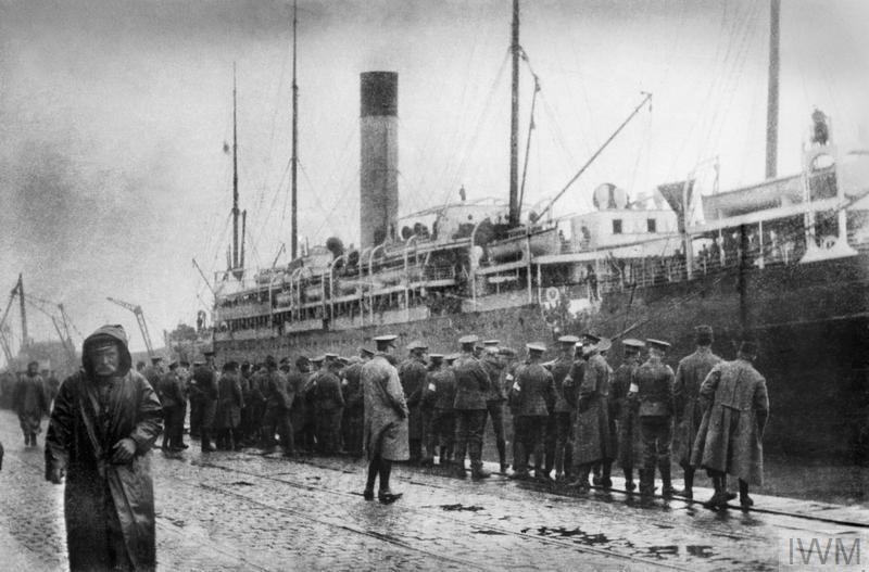 British soldiers arrive in Le Havre, France. © IWM (Q 51472) 