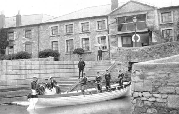 Arriving at the Naval Hospital Stonehouse by boat. <br />Cyber Heritage [Public domain]