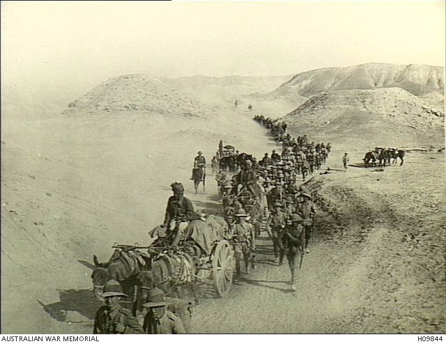 1918 - British and Indian Army troops moving across the desert near the Sakartutan-Baghaz Road over the Jebel Hamarin pass. By Unknown author - https://www.awm.gov.au/collection/C317303, Public Domain