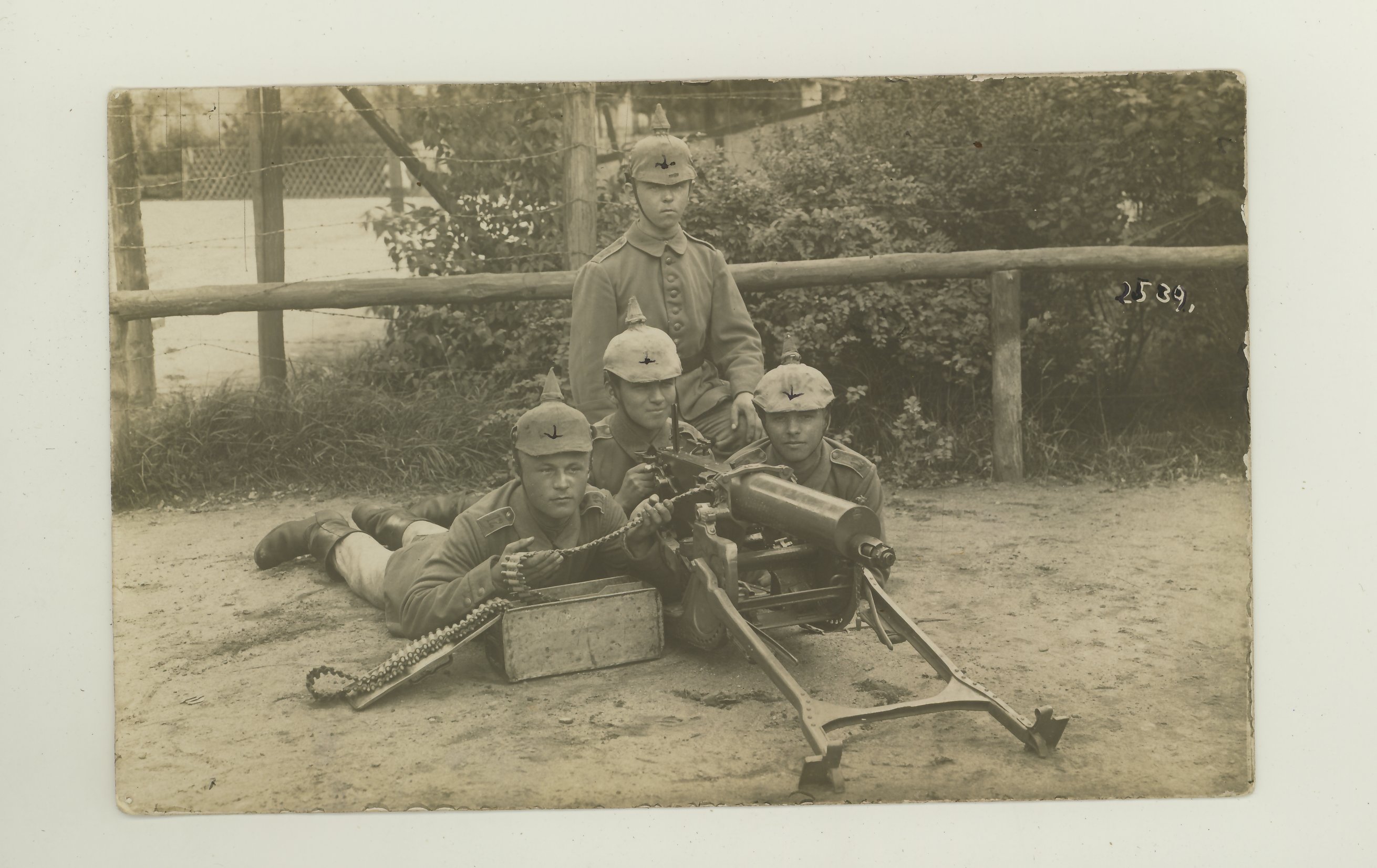 Two German brothers in the war: one with his machine-gun team. The other brother went missing 7th October 1916.  Die Brüder Paul und Walter Klügel