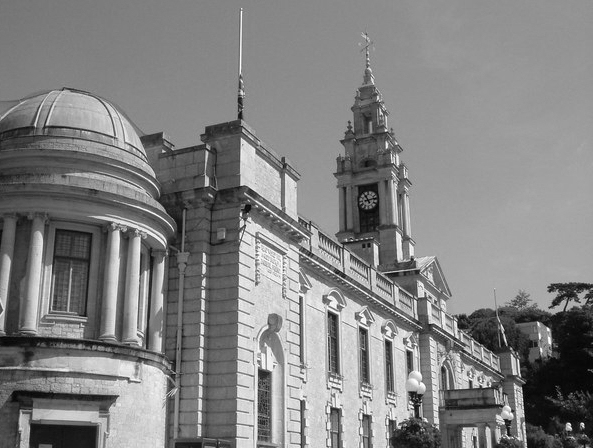 Torquay Town Hall, used as a VA Hospital during WW1. (CC BY-SA 2.0) © Copyright David Harper. (Modified, cropped and changed to black and white)